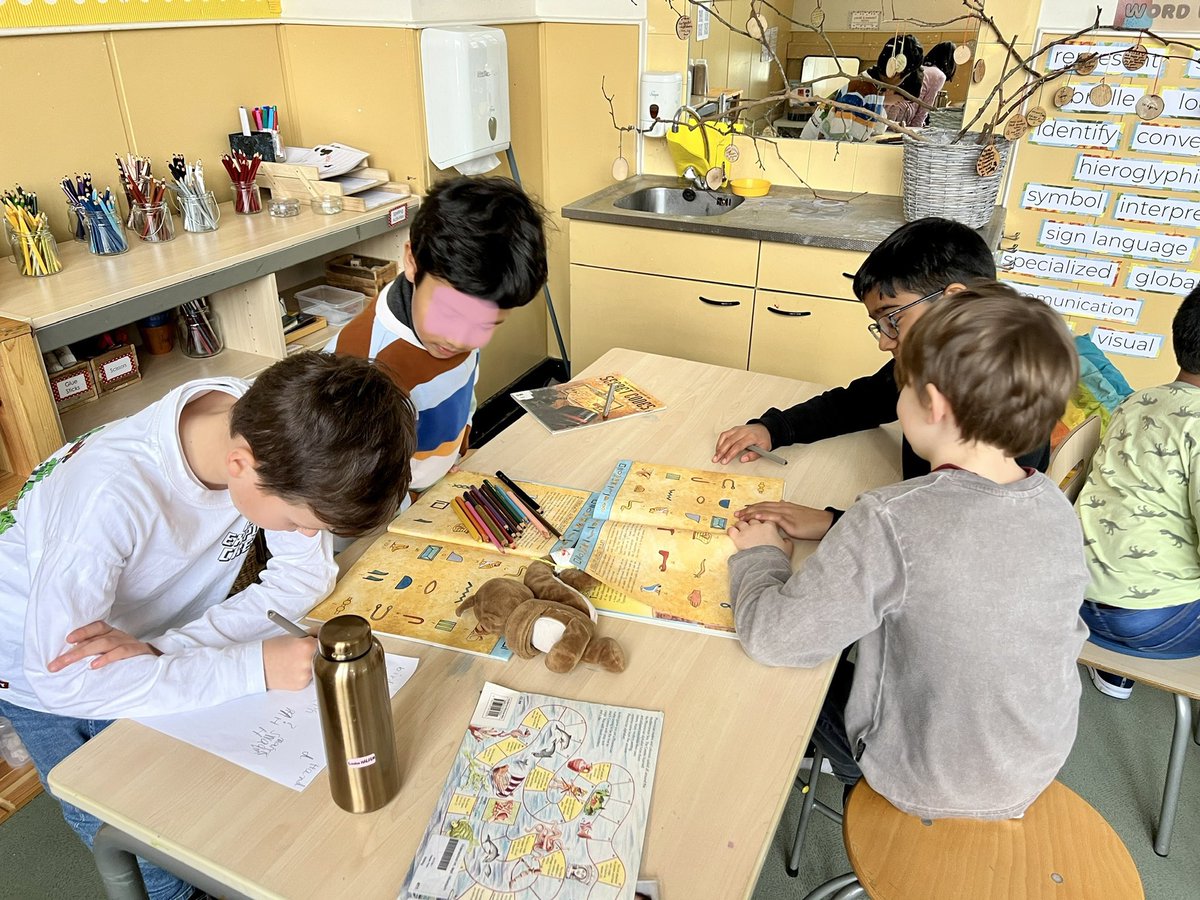 MissCarlaD's tweet photo. A simple provocation: if you have to bé ole an expert in one comunicacions system, which 1 will you choose?
• Ms Carla, can we check the unit books to choose one?
• Sure
• Can we start a poster writing with those signs?
• Sure
😎 #inquiryapproach #pypteacher #ipshilversum https://t.co/16nawZIZPQ