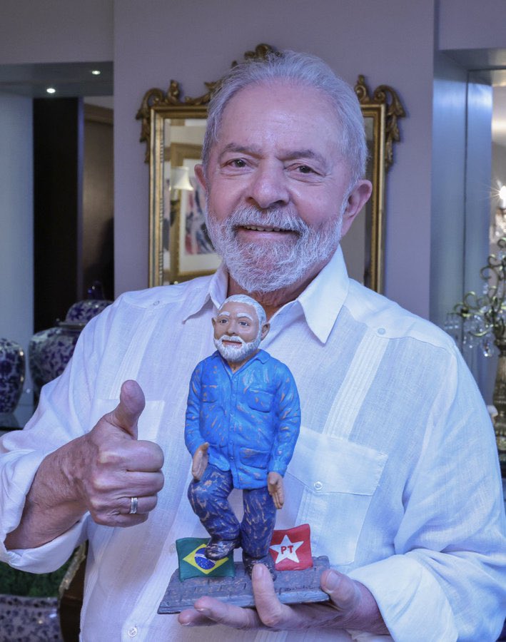 cires_pereira's tweet photo. Circula por aí uma fake em que Lula aparece segurando a imagem de Baphomet, que erroneamente é associada à ideia da maldade ou do satanismo. Mas controvérsia à parte, o fato é que se trata de uma fake. A foto original de Lula ele está com uma réplica dele que alguém o presenteou. https://t.co/R1C1Hz6pWV
