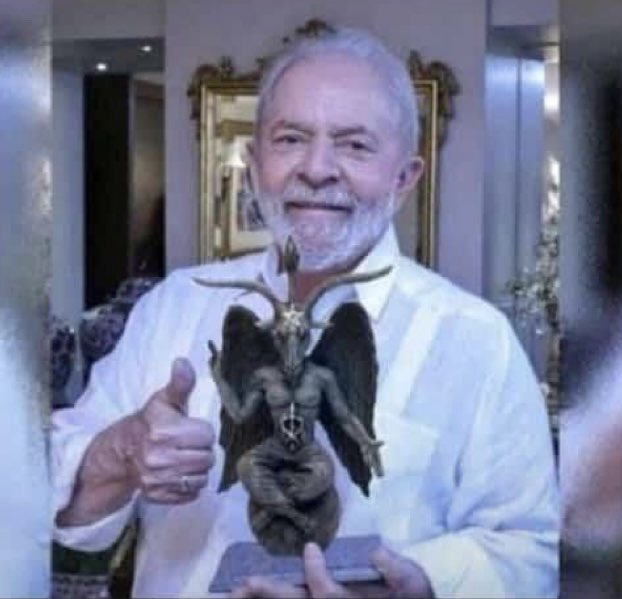 cires_pereira's tweet photo. Circula por aí uma fake em que Lula aparece segurando a imagem de Baphomet, que erroneamente é associada à ideia da maldade ou do satanismo. Mas controvérsia à parte, o fato é que se trata de uma fake. A foto original de Lula ele está com uma réplica dele que alguém o presenteou. https://t.co/R1C1Hz6pWV