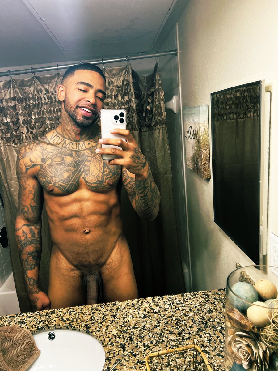 theonly_dangelo's tweet photo. Can I fuck you in the bathroom in front of the mirror https://t.co/Yae8bDf0bD