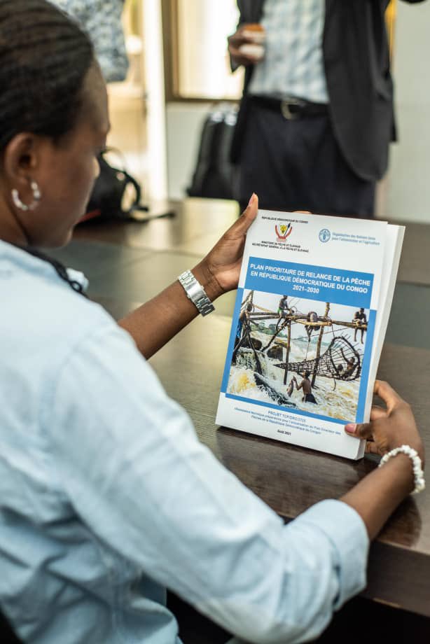 FAORDCongo's tweet photo. 🔎Cérémonie de remise officielle du  Plan Prioritaire de Relance de la Pêche en RDC,par Aristide Ongone Obame, Représentant de la @FAORDCongo à Adrien Bokele, Ministre de la Pêche et Élevage🇨🇩.
➡️Un document stratégique pour la gouvernance du secteur 🐠. https://t.co/ufnGZyEGzO