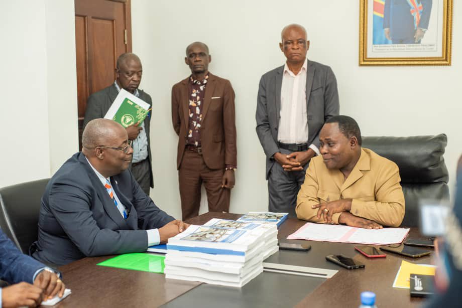 FAORDCongo's tweet photo. 🔎Cérémonie de remise officielle du  Plan Prioritaire de Relance de la Pêche en RDC,par Aristide Ongone Obame, Représentant de la @FAORDCongo à Adrien Bokele, Ministre de la Pêche et Élevage🇨🇩.
➡️Un document stratégique pour la gouvernance du secteur 🐠. https://t.co/ufnGZyEGzO