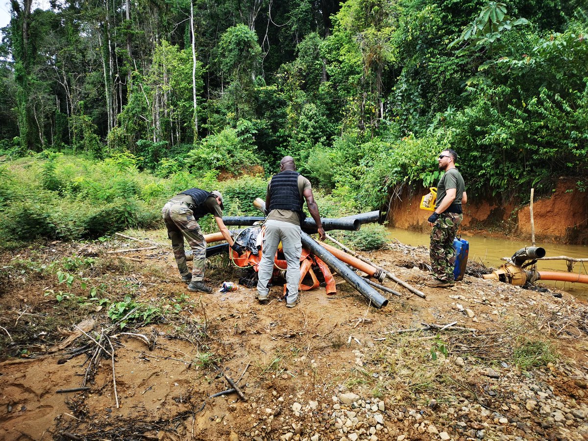 WWF_Guyane's tweet photo. Récente mission d'accompagnement du #ParcAmazonien dans la lutte contre #orpaillageillégal, on en parle ce soir sur @guyla1ere https://t.co/v99rxOr9q6