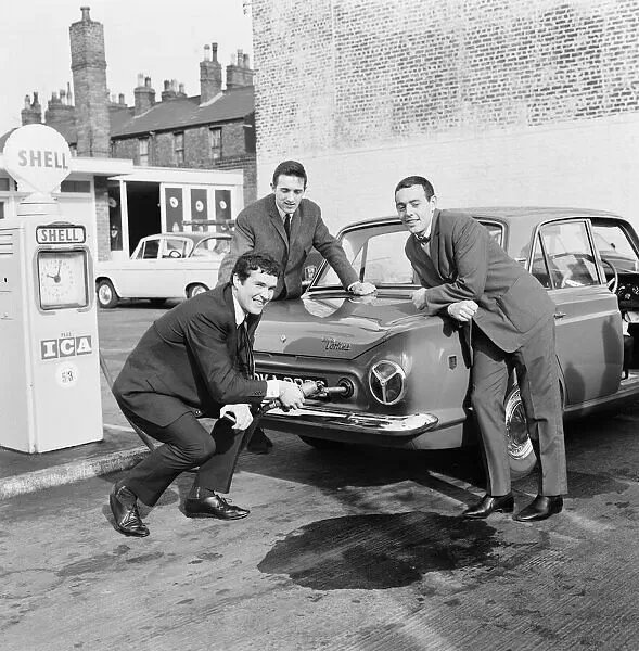 robertmdaws's tweet photo. This is so 1960's 😀.... #RonYeats fills the tank of his team mate #IanStJohn , High Street , Wavertree. Looking on is #PeterThompson . March 1965 #LFC @angiesliverpool https://t.co/n3K5mB204O