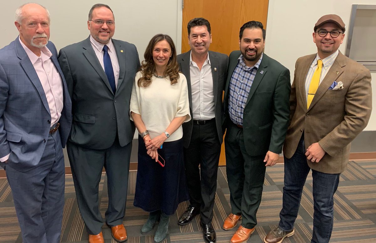 ConsulMexKan's tweet photo. We'll team-up every time there's a need to protect workers' rights. Building together prosperity of a great city in the ❤️of America #KC & a greater-stronger NorthAm🇨🇦🇺🇸🇲🇽🤝 Councilman @KOneillkcmo
Reps @MannyAbarcaIV @RobertESauls
Sheet Metal Workers @local2jatc SDelgado https://t.co/611BMP8AnK