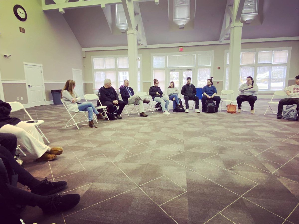NEC_Comm's tweet photo. Students from Intro to Journalism and Political Corruption in America had the pleasure of hearing from seasoned reporters Andy Hershberger (WMUR) 📺 and Tony Schinella (NH Patch) 📰 @NewEngCollege https://t.co/kXpJYkl4FE