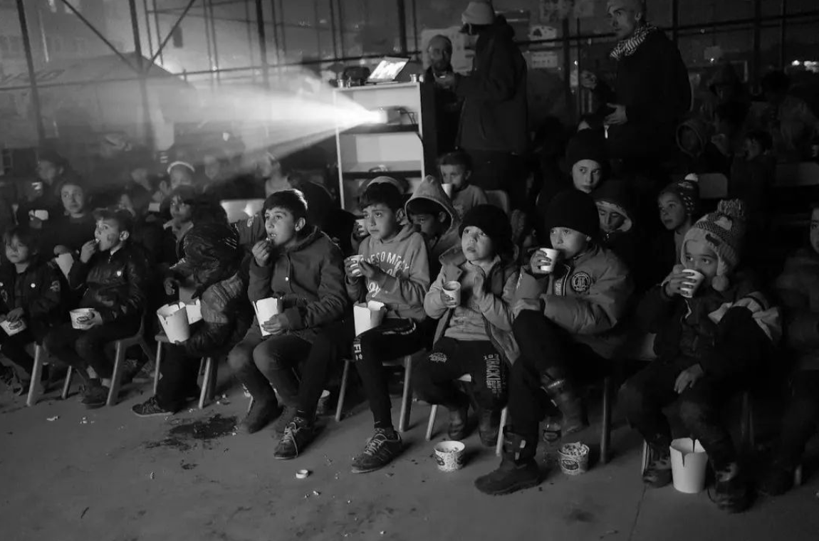 ⚡️#Kahramanmaraş'ta sıcak çikolata ve patlamış mısır eşliğinde film izleyen ufaklık tayfa.

Depremden sonra bölgeye giden gönüllüler ekibi KAF, Maraş'ta bir okul bahçesinde mutfak kurup vatandaşlara sıcak yemek çıkarmaya başladı. Akşamları da çocuklarla aktivite.

Bravo! 👍