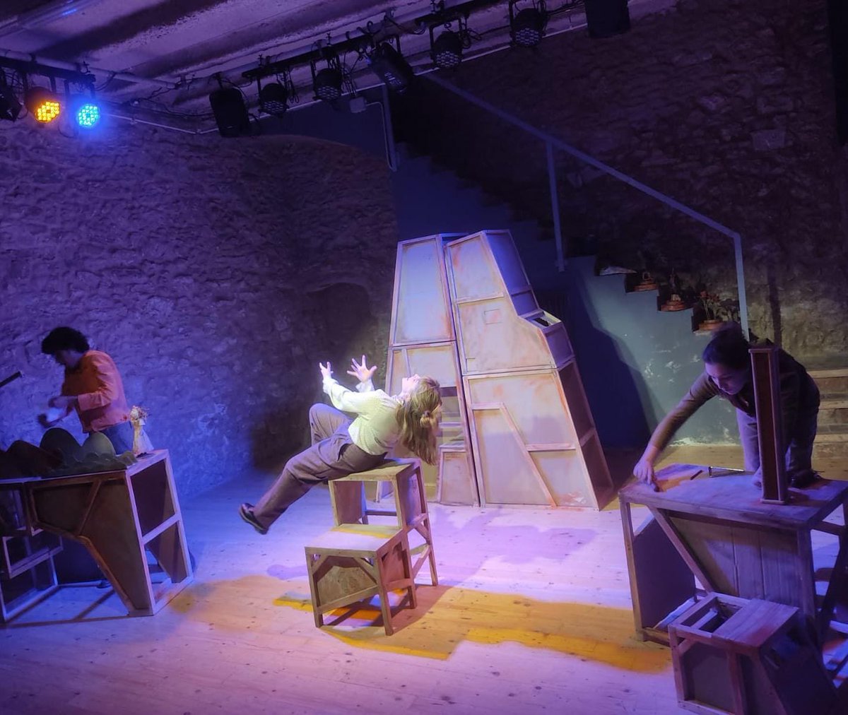 Queden molt pocs dies per estrenar els Contes Meravellosos de la Lola Anglada. Històries precioses que ens acosten l'obra d'una autora que ens té atrapats.
Des del 2019 que no estrenem un espectacle familiar i en tenim moltíssimes ganes.