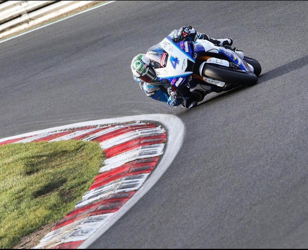 Letting the @Mar_trainRacing R1 have it down Paddock Hill at Brands Hatch last year ✌🏼 looking forward to getting back out soon 😎

📸 <a href="/flissflettmedia/">Daisy Fletton</a>