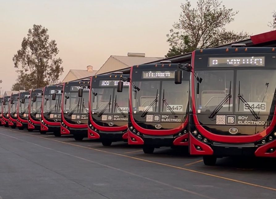 MagazzineTransp's tweet photo. Los 50 autobuses eléctricos que convierten a la #Línea3 de @Metrobús en el primer corredor #CeroEmisiones representan un modelo de movilidad para afrontar, como sociedad, los retos futuro, @MOBILITYADO #MIVSA @GobCDMX #MAGAZZINEDELTRANSPORTE https://t.co/n7je4PKs1l