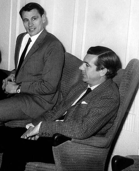 robertmdaws's tweet photo. New @FulhamFC manager #BobbyRobson speaking with senior player #JohnnyHaynes at Craven Cottage January 1968 https://t.co/c7kUNAoT0F
