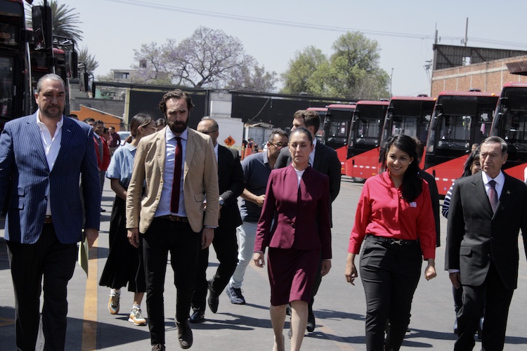 MagazzineTransp's tweet photo. Los 50 autobuses eléctricos que convierten a la #Línea3 de @Metrobús en el primer corredor #CeroEmisiones representan un modelo de movilidad para afrontar, como sociedad, los retos futuro, @MOBILITYADO #MIVSA @GobCDMX #MAGAZZINEDELTRANSPORTE https://t.co/n7je4PKs1l