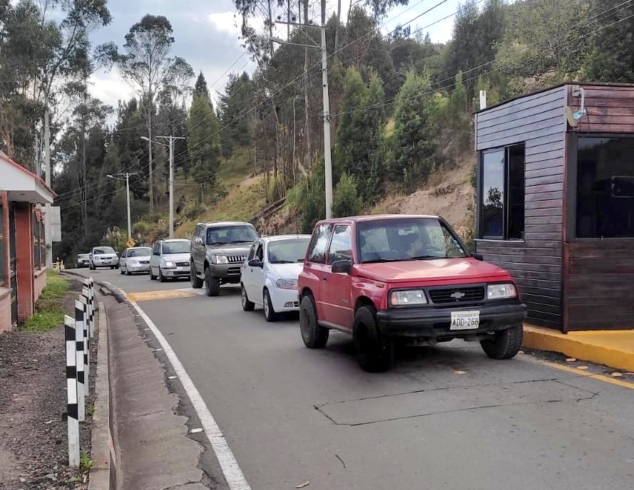 EpAsfaltar's tweet image. 💡Recuerde que para ingresar  a #Cuenca puede circular por la vía Tarqui-Turi que está en excelentes condiciones. En nuestro punto de cobro tenemos más recaudadores para agilitar el paso de vehículos. 
🚙 🚘 Respete las señales de tránsito y tenga un retorno seguro.