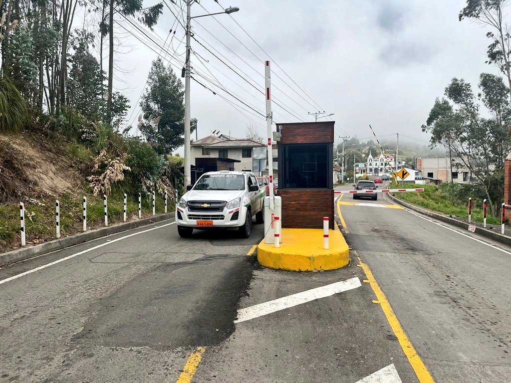 EpAsfaltar's tweet image. 💡Recuerde que para ingresar  a #Cuenca puede circular por la vía Tarqui-Turi que está en excelentes condiciones. En nuestro punto de cobro tenemos más recaudadores para agilitar el paso de vehículos. 
🚙 🚘 Respete las señales de tránsito y tenga un retorno seguro.