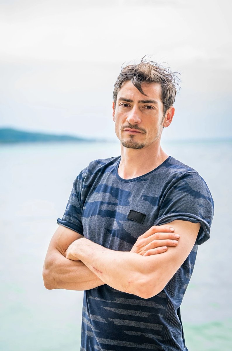 BernieGirault's tweet photo. C’est ma télé qui bug ? Il est ou @claude_KohLanta ? Vas-y je voulais voir le goat 😭 #KohLanta #KohLantaLeFeuSacre https://t.co/dgZxNnrIyz