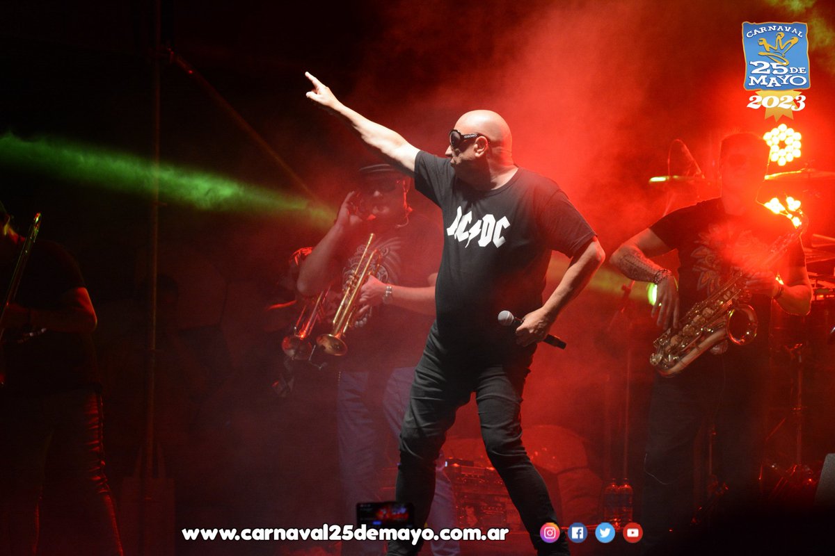 carnaval25DM's tweet photo. ► En la Fiesta Provincial del Carnaval 2023, tuvimos el broche musical con la agrupación oriunda de Ramallo liderada por Guillermo Novellis. La Mosca Oficial  interpretando canciones como «Baila para mí», «Para no verte más», «Cha cha cha» y «Muchachos, esta noche me emborracho» https://t.co/NAWX8C1LlG