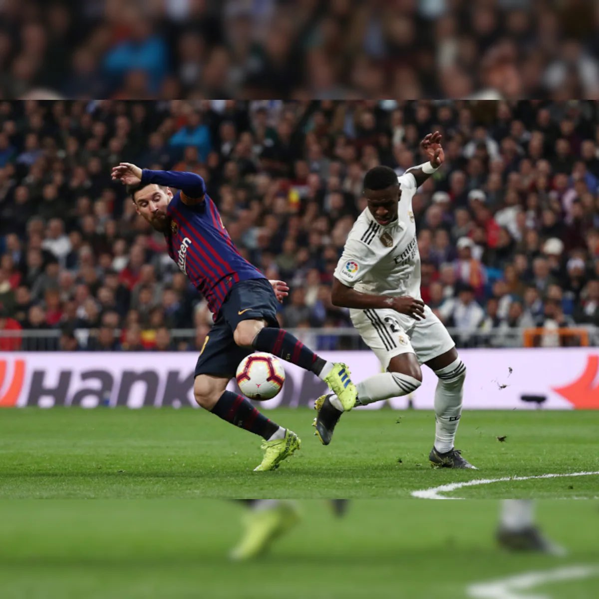 leksus2007's tweet photo. Classic Messi looking like a dog agter getting smashes by Vini-GOAT junior. #ucl #vini #GOAT #messishit ๐โโ๏ธ https://t.co/ejzVgVAIat