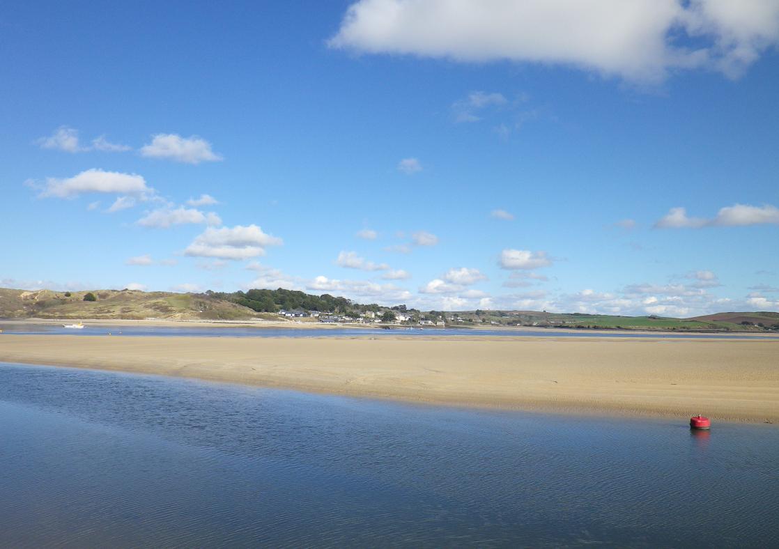 FalmouthPrimary's tweet photo. We're on the North #Cornwall coast this time for #Beachoftheweek, a wide sandy beach near Padstow. Do you know where we are? #Cornishcoast #beachlife #lovethebeach #lovecornwall https://t.co/wHL7JnfKC5