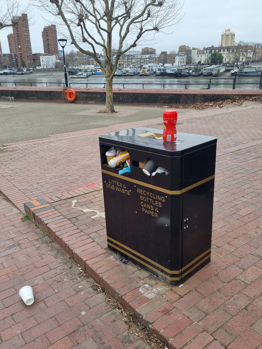 BatterseaBeach's tweet photo. @wandbc Bins along the Thames Path, near Battersea Bridge end... Daylight image taken this a.m. and same bins this evening. Any idea why these aren't cleared daily? Unfortunately, much of this contributes to the plastic and litter in the Thames. Please help 🙏 https://t.co/pTPisPhphA
