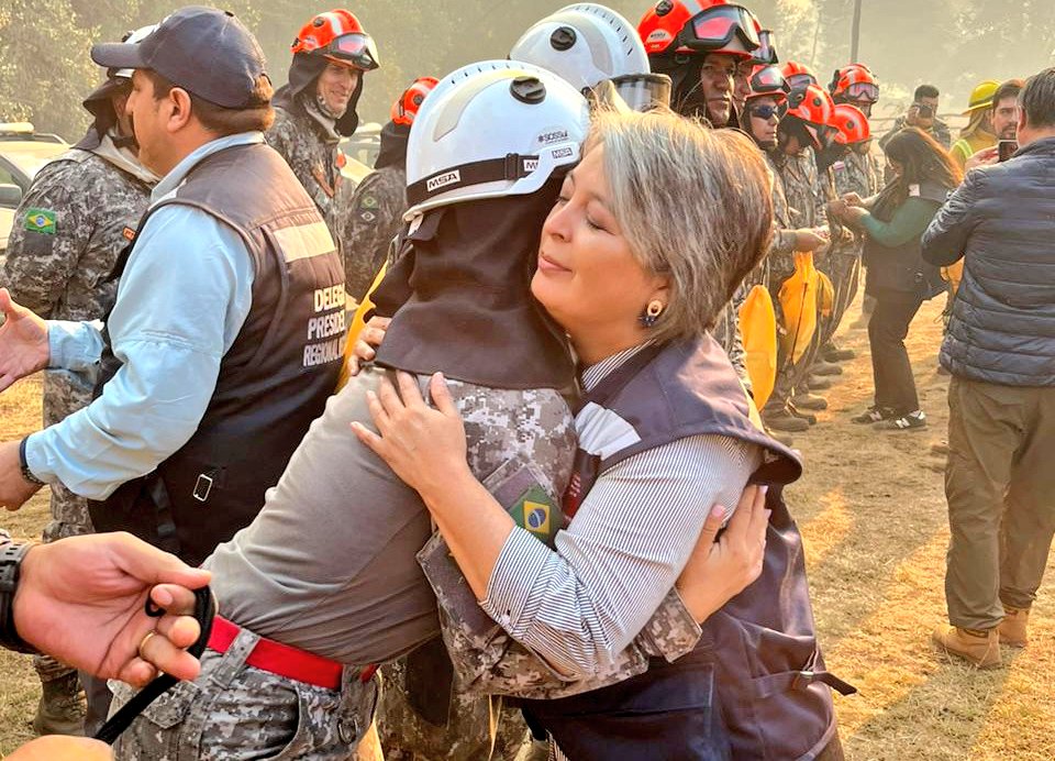 jeannette_jara's tweet photo. En Río Blanco previo al ingreso del turno de brigadistas de 🇨🇱 y 🇧🇷 pudimos agradecer su tremenda labor que hemos testimoniado 🤗👏 No hay palabras que resuman nuestro reconocimiento.
#Chilelesagradece 💫❤️ https://t.co/Y8t9AmmFjB