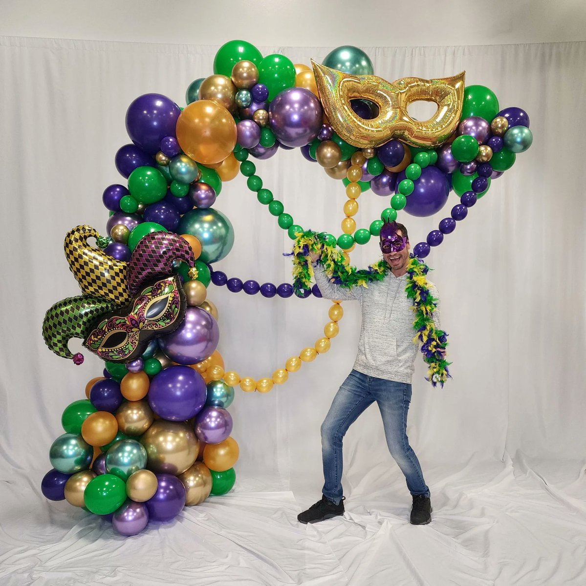 Balloon beads and masks decorated this organic balloon wave to create a fun decor piece and photo op in celebration of Mardi Gras!

#mardigras #beads #mask #organicballoons #balloon #balloons #balloondesign #celebrate #celebrationballoons