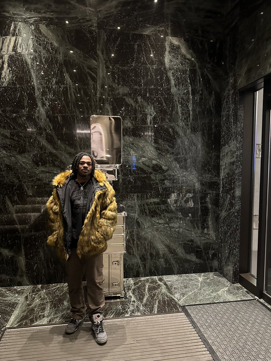 kdawgdagoat's tweet photo. Do y’all see this coat fr tho? https://t.co/LQACdSqLlp