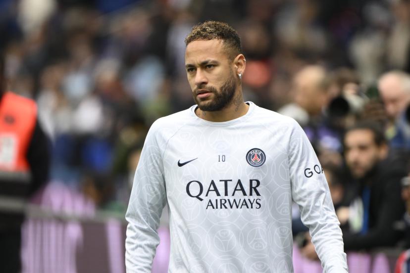 lequipe's tweet photo. Entorse de la cheville avec lésions ligamentaires pour Neymar https://t.co/vF1znqnB4n https://t.co/LnFo0fZQAZ