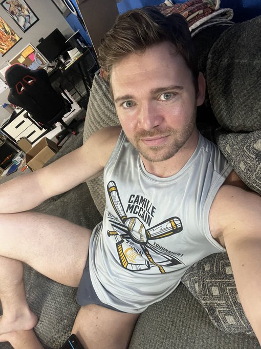 Forgot to tweet a couple hrs ago I&rsquo;m online for the whole day!! Let&rsquo;s crush some Mardi Gras contest today