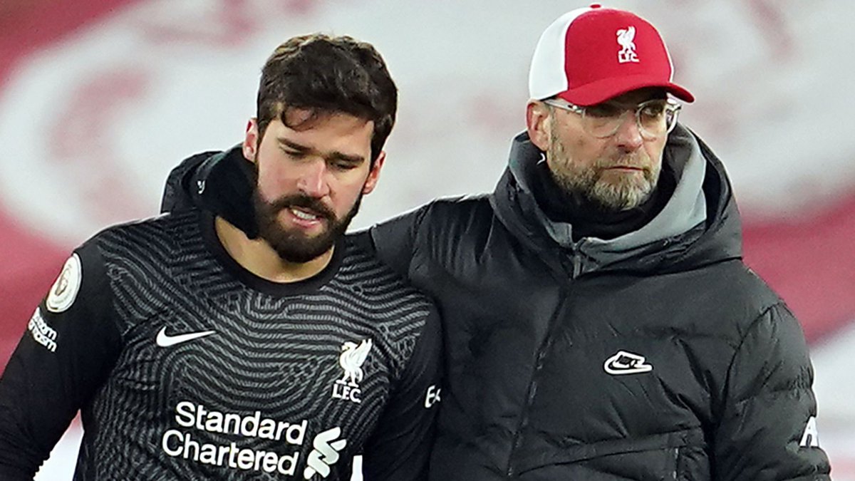 leksus2007's tweet photo. Alisson getting comforted by his boyfriend after the horrible action in the goal🥵🥵🥵🥵#alissonbeckerlookinglikeanonce #kissingthecoach #Vinicius #alisson https://t.co/jlHGIjengV