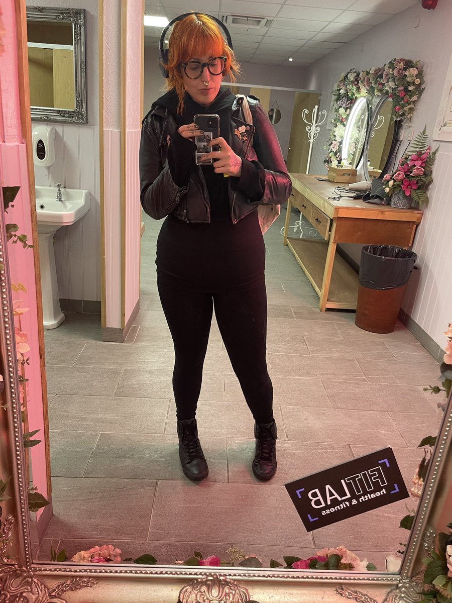 LozzyBones's tweet photo. Not many things I hate more than the gym but this ladies changing room is one of them. So I colour coordinated with the bin in protest ✨ https://t.co/X8L912SFYC