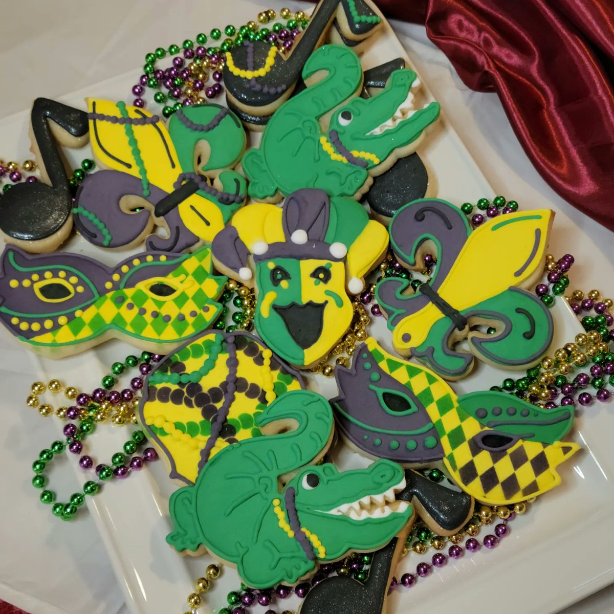 m_m_chouinard's tweet photo. Jo Fournier approved! I'd like to believe Jo would want to eat my cookies while she's down in Cajun country today celebrating with her family. Laissez les bons temps roulez! #JoFournier #mardigras #mardigrascookies #cookiedecorating #royalicingcookies https://t.co/ZC5cJTpVAH