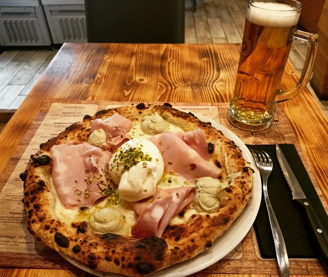 MrFox_86's tweet photo. Vero "extra-ordinario" a lavoro causa reperibilità ma almeno ceniamo per bene 💃🍕
#pizza #pistacchioeverywhere #dinner #waitingforwork https://t.co/BHYyYgcS5L