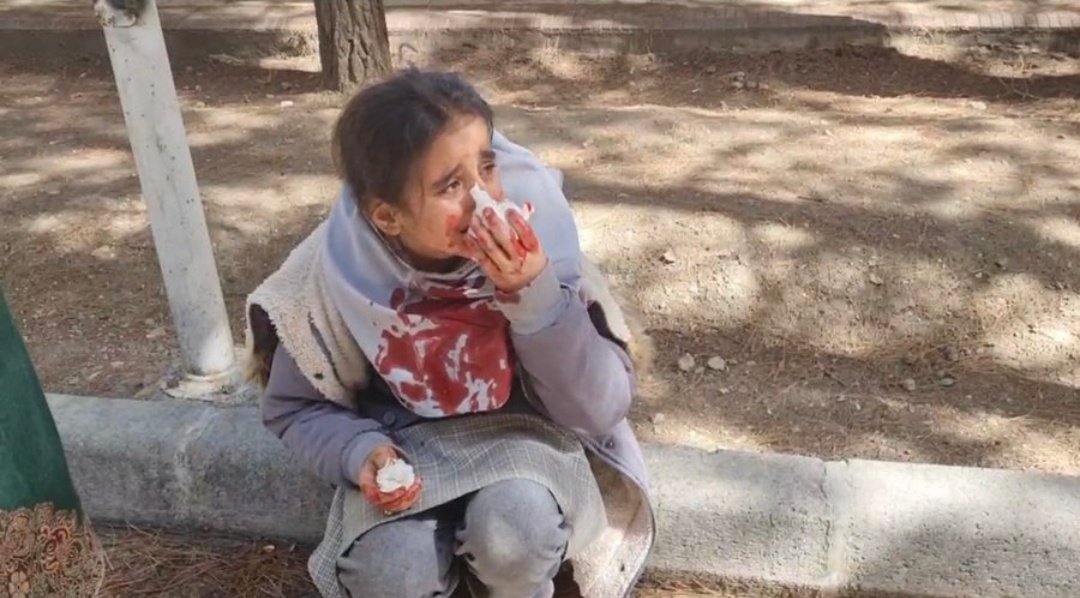 partopalla's tweet photo. زدند و کشتند که بگویند نمیزنیم و نمیکشیم. بعد از این هم میزنند و میکشند
فرزندت را ، خواهرت را ، عشقت را
شاید امروز نه
ولی روزی حتما،اگر بمانند.
همراه شو،نجات بده عزیزانت را.
#چهارشنبه3اسفند
#مهسا_امینی https://t.co/zP2E7wxQgz