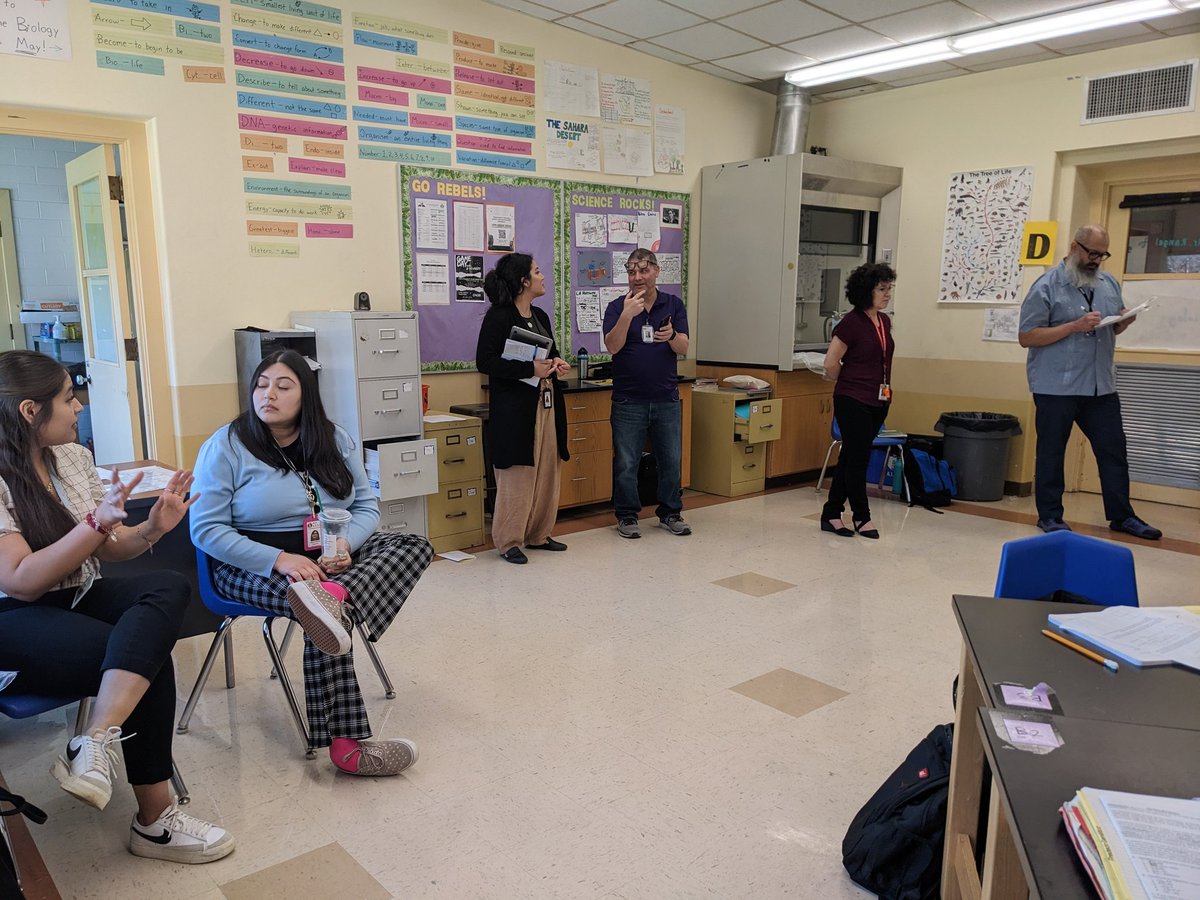 MsMcKatie's tweet photo. Un placer visitar a la clase de Sr. Rangel y la clase de lenguaje dual de biología @TravisRebels. Visitantes de @SadlerMeans @GusGarciaYMLA @BurnetMS @AkinsAISD https://t.co/r3f8UUNRR8