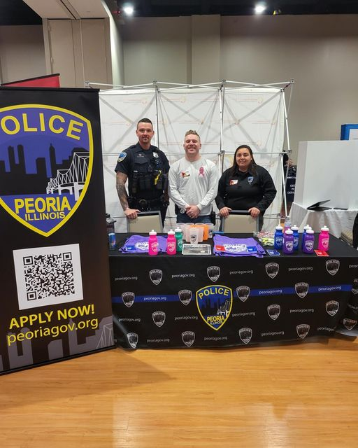 peoria_police's tweet photo. Recruiting at Illinois State University today 2/21/23. The officer in the center and the officer on the right are ISU alumni. Go Redbirds! #joinppd https://t.co/n7qPDgwfsn