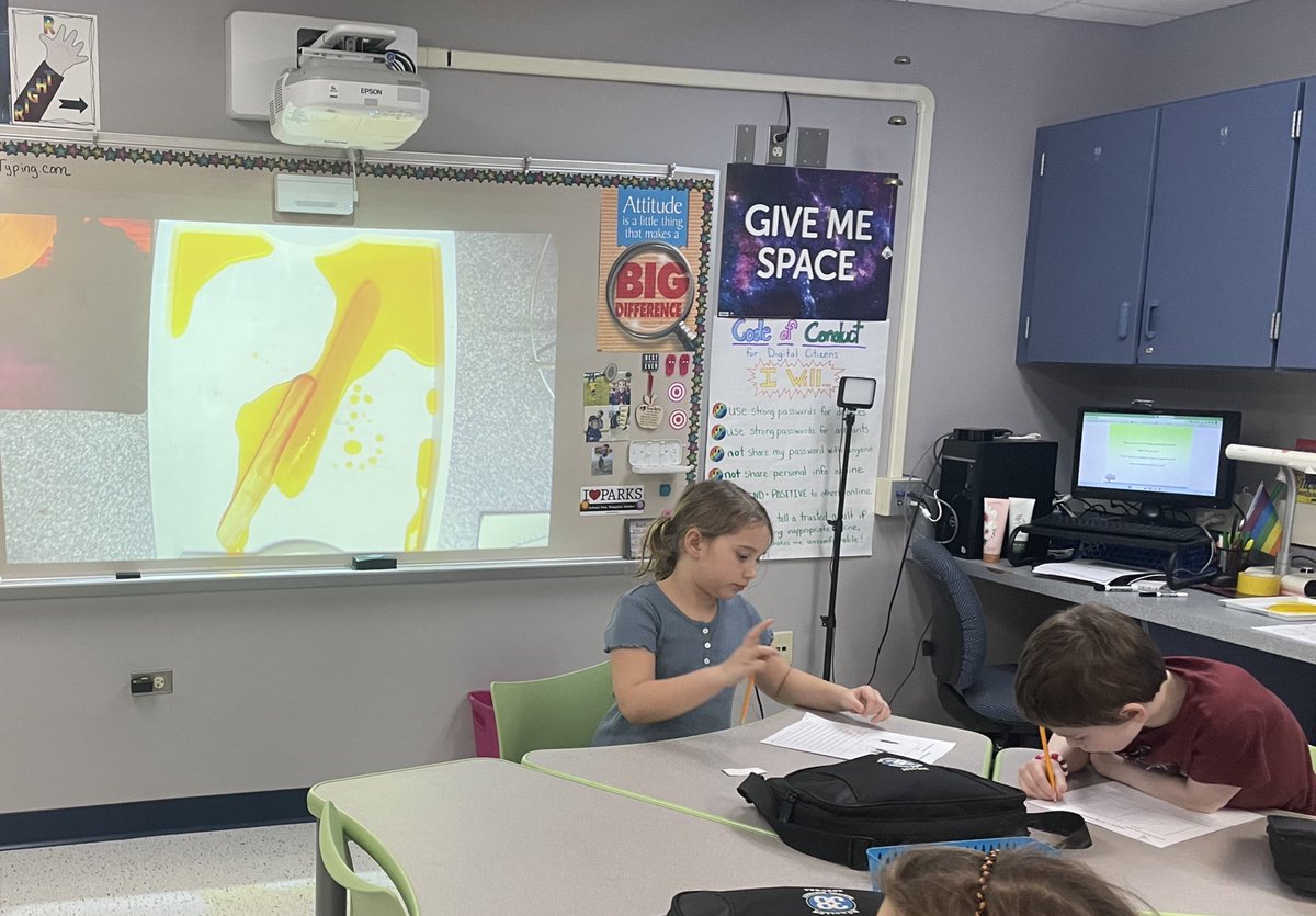 AmandaStrickler's tweet photo. 2nd grade is observing, wondering, and connecting about changes in matter as we begin our engineering unit! #PLTW #BHWarriorPride @Bighollowelem https://t.co/mGzJoQp7Qe