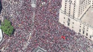 Quinnohara63's tweet photo. This would be eye opening. If only. Raptors parade from 2019. #MuskokaDoug #DictatorDoug #ProtestDougFord #DougFordMustResign https://t.co/SqELvI0S2o