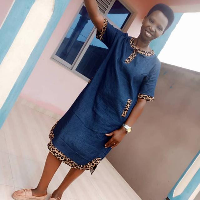 KUF_ASBL's tweet photo. Umukenyezi #NDUWIMANA_Agrippine arongoy ikivuko ca @RumongeProvince aravurwa cane ko ashora inzoga za @brarudi_sa mu gihugu ca #RDC
1.Abanyagigugu baribaza iyo izi nzoga ziva mugihe bobo batazironka
2.kuberiki #Buramatari atamuhagarika?
NB.Agrippine yahoze ari umukenguzamateka https://t.co/5VOULg47Uw