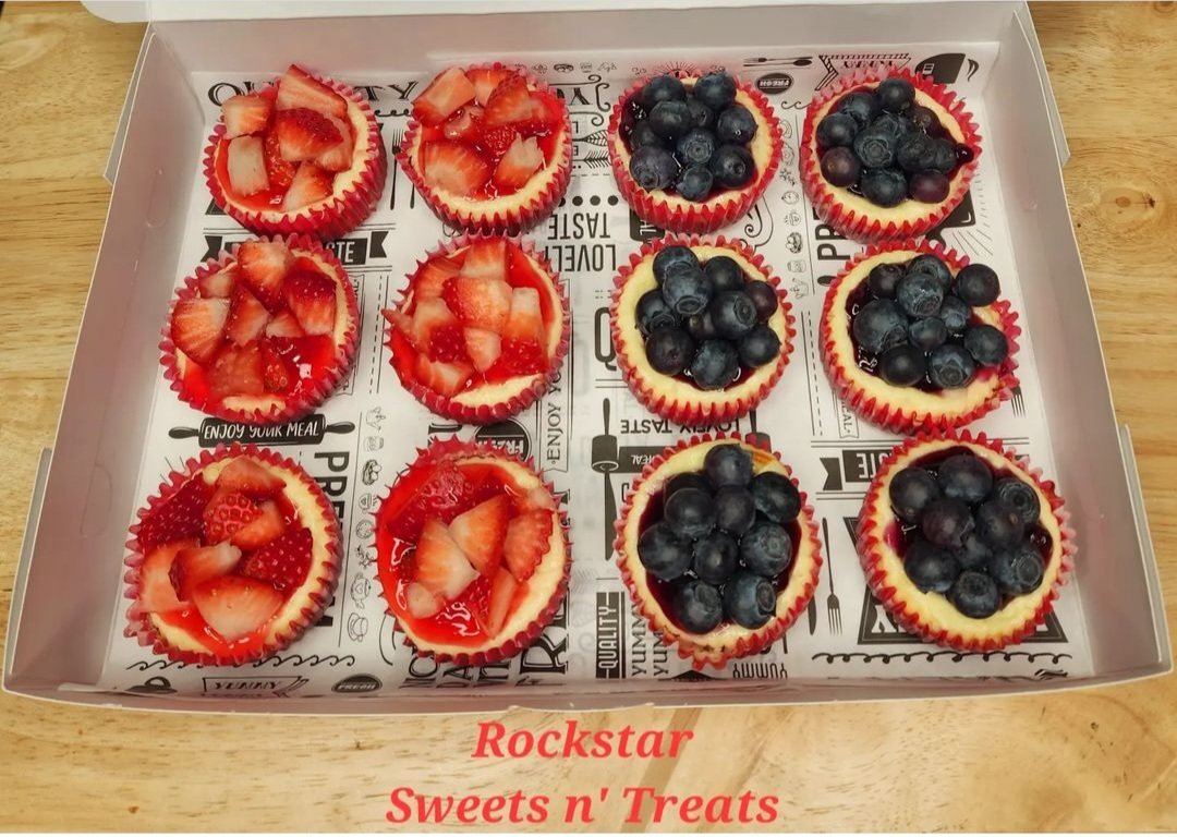 Rockstartreats's tweet photo. Mini cheesecake alert 🤩 these little guys are irresistible!
Freshly ground graham cracker crust, creamy cheesecake, a dab of fruit preserves, and fresh fruit!! Also available in Raspberry, chocolate, caramel, lemon, and chocolate caramel!
#desserts #cheesecake #minicheesecakes https://t.co/W2jnTA2Yx5