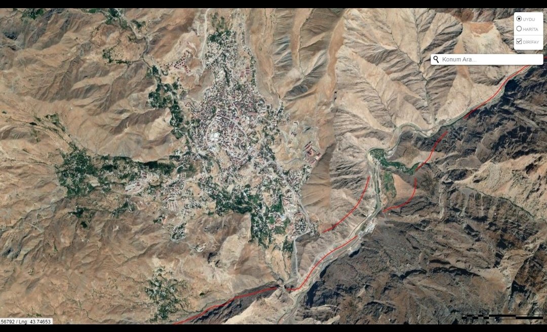 diyarboyar's tweet photo. Hakkâri'de olası bir depremde fay hatları şehir merkezinin hemen yanından geçmekte. Fakat yakınından geçmesi bir yana Hakkâri şehrine tek bir giriş yolu var, o da tam da fay hattı çizgisinin bulunduğu yer. 
#HakkariBoelgesindeOEnlemlerAlınsın https://t.co/FbdMxyXPEB