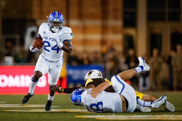 MarkhiMckinnon's tweet photo. After a great conversation with @coachawrightAFA @SpiceBoy408 @CaliBloodLine81 I am blessed to receive my 4th D1 offer from @AF_Football !!! @DEdgeFootball @papirican21 @AZcoachHenri 🛩️ https://t.co/R4eq0DFZa4