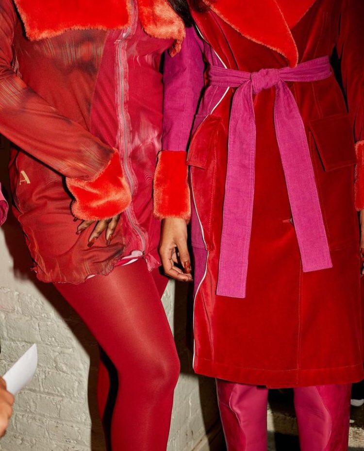 pleasingbyharry's tweet image. Pleasing spotted backstage at @/ ahluwalia's AW23 collection "Symphony" during London Fashion Week, February 2023.

[…] worked with a selection of polish from Pleasing to create an array of looks that reimagined sound waves in a technicolor palette. 

Pleasing via instagram