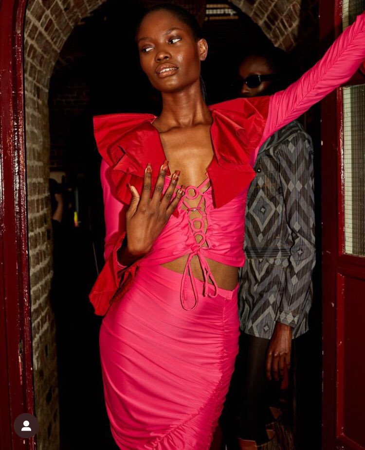 pleasingbyharry's tweet image. Pleasing spotted backstage at @/ ahluwalia's AW23 collection "Symphony" during London Fashion Week, February 2023.

[…] worked with a selection of polish from Pleasing to create an array of looks that reimagined sound waves in a technicolor palette. 

Pleasing via instagram