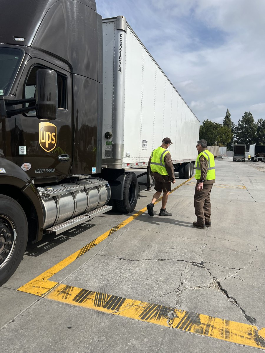 Tony & safety committee conducting mirror adjustment station Demos! Did you know the most common crash is a sideswipe? Check your mirrors 👀🪞👍🏼 @UPSCERCAsafety @divine2wincom @UPSJPipkin @logisticsboss @GregPietrek @jhartups @ArturoM82410239 @upsempireddst @UPSOntarioDDST