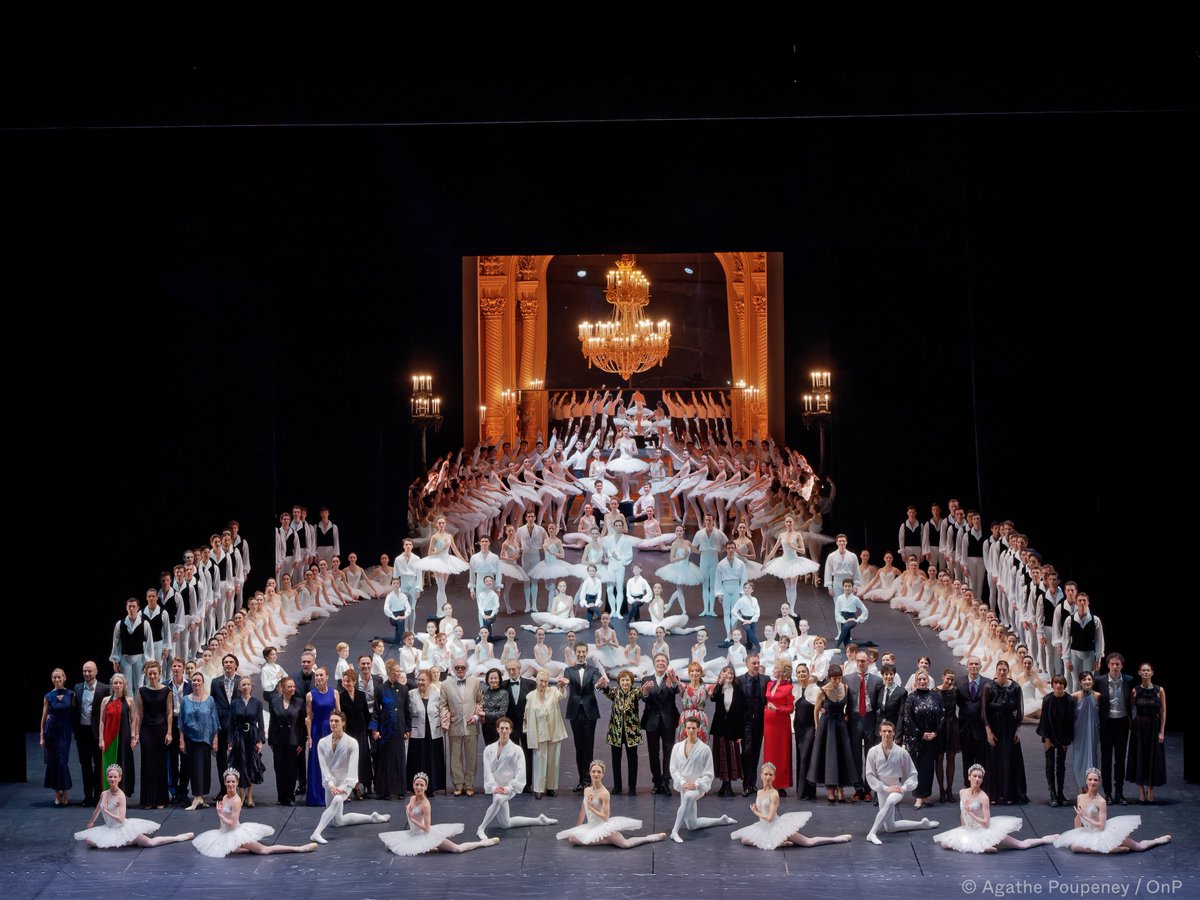 #GalaPatrickDupond
Ce soir, 154 danseurs de la Compagnie, les élèves de l'École de Danse et plus de 40 danseurs Étoiles ayant fait la renommée du Ballet de l'Opéra ont défilé sur la scène du Palais Garnier.✨bit.ly/3wPyEm7 

Avec le soutien de <a href="/CHANEL/">CHANEL</a>, <a href="/ROLEX/">ROLEX</a>, Taittinger