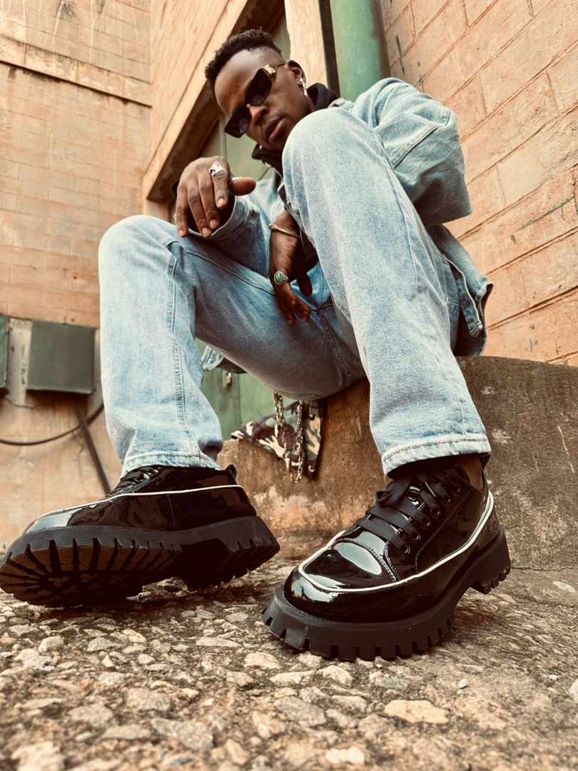Emma_Posh2001's tweet photo. After the Empele banger proving itself being a HIT... @CrystoPanda is yet to release another one titled Ofaaki ๐ถ๐ต๐ค and trust me this year has something for him big than just HITS ๐
#Ofaaki
#NtvTheVybe
#NTVTheBeat
#NTVUganda https://t.co/XFEs7tzpdj