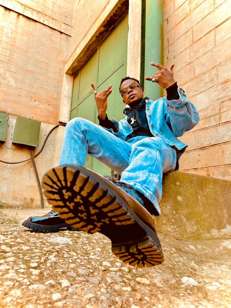 Emma_Posh2001's tweet photo. After the Empele banger proving itself being a HIT... @CrystoPanda is yet to release another one titled Ofaaki ๐ถ๐ต๐ค and trust me this year has something for him big than just HITS ๐
#Ofaaki
#NtvTheVybe
#NTVTheBeat
#NTVUganda https://t.co/XFEs7tzpdj