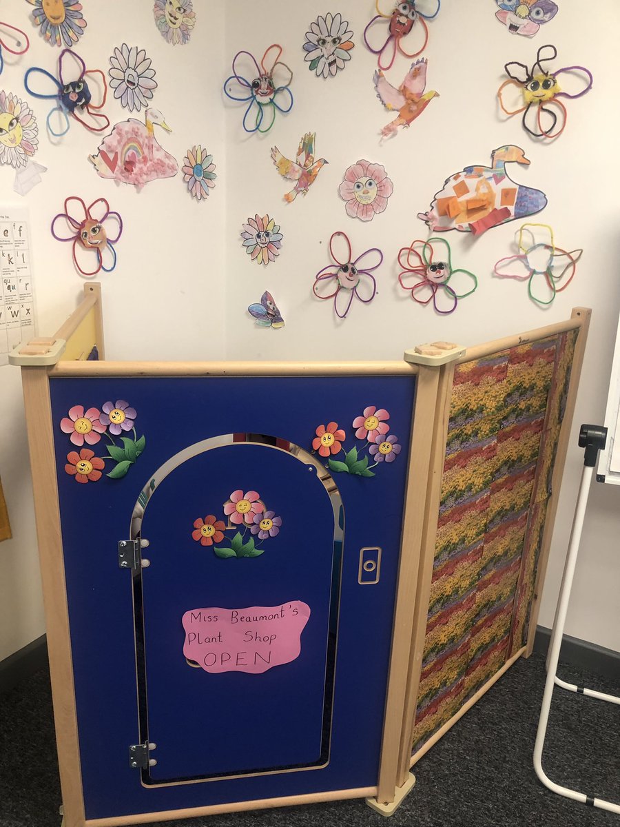 GreenParkR2's tweet photo. It’s ‘Little Shop of Horrors’ in Y2. Again, engaging role play areas and learning walls showcasing our new enquiry organisers to help us to remember key knowledge. The children loved seeing our new vocabulary targets to support learning new key vocabulary 🎯 #exceptionalfutures https://t.co/ZF0FCFz6cu