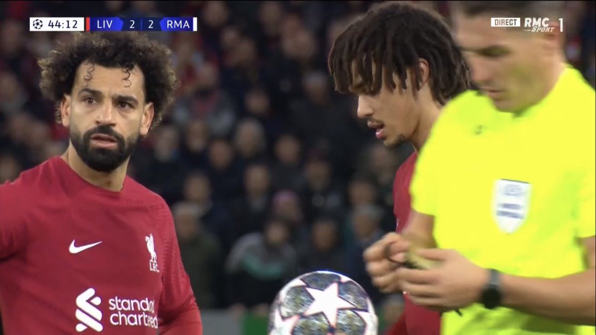 pasletemps243's tweet photo. Ptn les gens qui détestent le réal j’vous comprend pas comme Mo Henni il a dit c comme aimer le ski et détester la neige c impossible #halamadrid #realvsliverpool https://t.co/9pOUTJN814