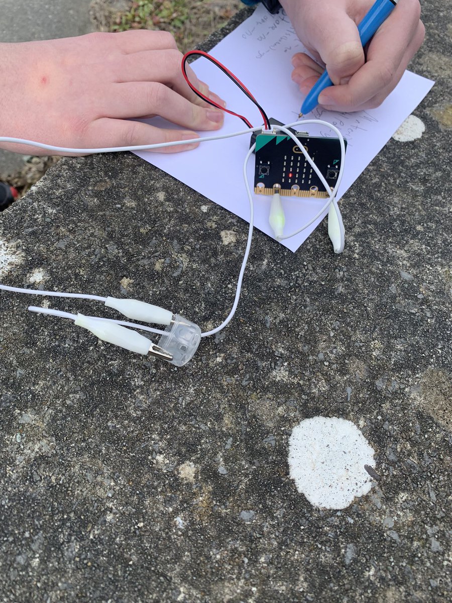 2nd year @MounthawkMercy students using Micro:bit’s to create conductivity testers ⚡️@microbit_edu @JCTSteAm  #steamedu @STEAMMounthawk